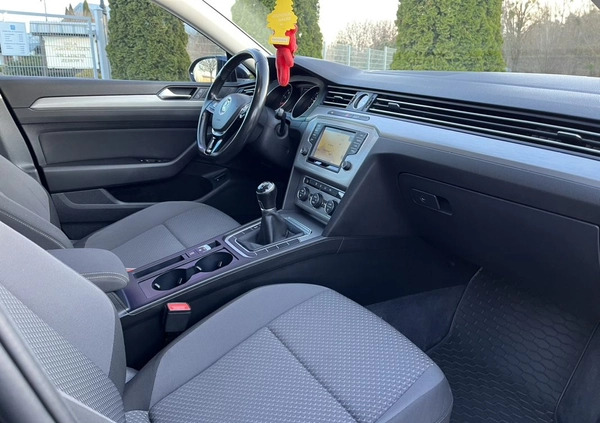 Volkswagen Passat cena 69900 przebieg: 138360, rok produkcji 2017 z Malbork małe 172